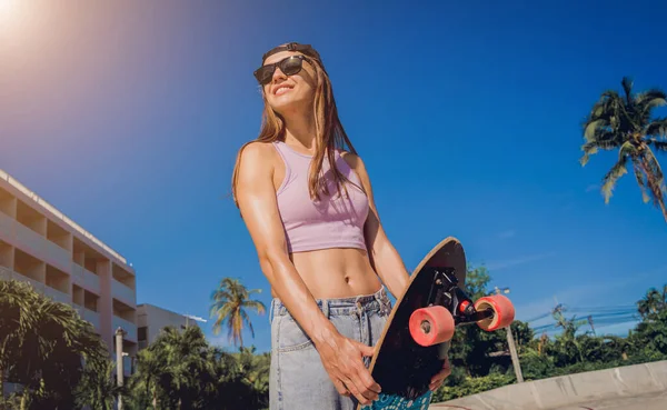 Gelukkige Jonge Vrouw Met Skateboard Geniet Van Longboarden Het Skatepark — Stockfoto