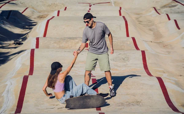 Mladý Šťastný Pár Skateboardy Těšit Longboarding Skatepark — Stock fotografie