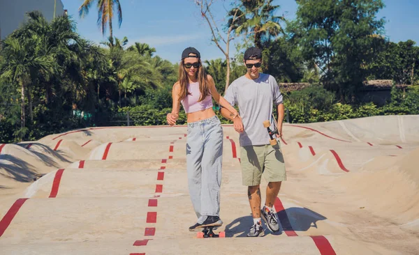 Jovem Casal Feliz Com Skates Desfrutar Longboard Parque Skate — Fotografia de Stock