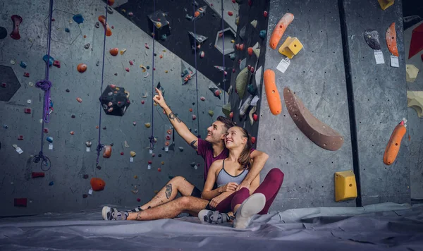 Ein Starkes Kletterpaar Gegen Eine Künstliche Wand Mit Bunten Griffen — Stockfoto