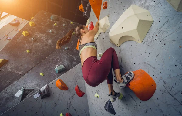 Silný Ženský Horolezec Šplhá Umělé Stěně Barevnými Úchyty Lany — Stock fotografie