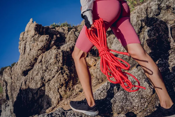Junge Frau Mit Seil Klettert Den Bergen Meer Nach Oben — Stockfoto