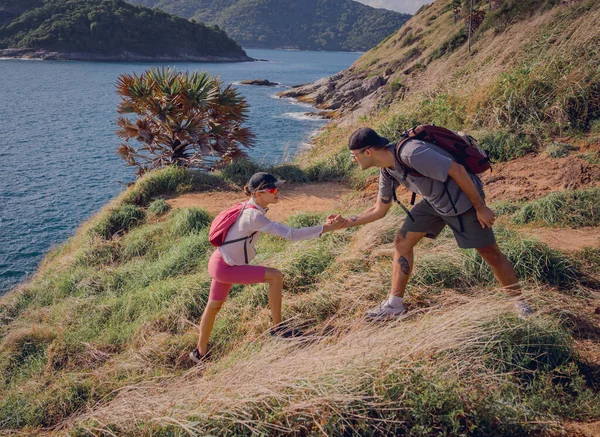 Glada Unga Par Klättrar Till Toppen Bergen Nära Havet — Stockfoto