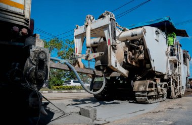 Yeni yol inşaatında çalışan yol silindiri.