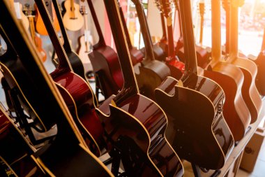 Müzik dükkanında bir sürü klasik gitar var..