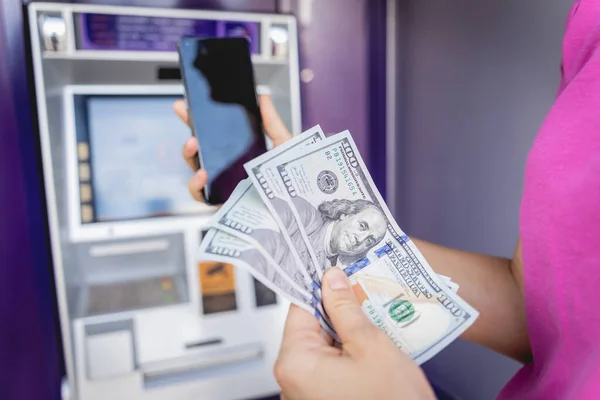 Jovem Usando Telefone Inteligente Para Retirar Dinheiro Sem Cartão Perto — Fotografia de Stock