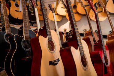 Müzik dükkanında bir sürü klasik gitar var..