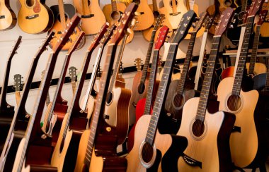 Müzik dükkanında bir sürü klasik gitar var..
