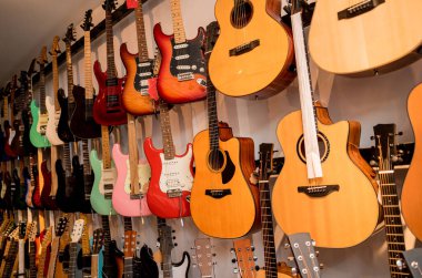 Müzik dükkanında bir sürü klasik gitar var..