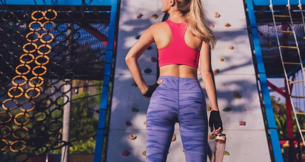 Sportliche Junge Frau Trainiert Und Klettert Trainingslager Kunstrasen — Stockfoto