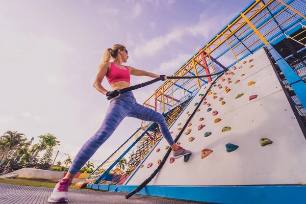 Mujer Joven Atlética Haciendo Ejercicio Escalando Roca Artificial Campo Entrenamiento — Foto de Stock