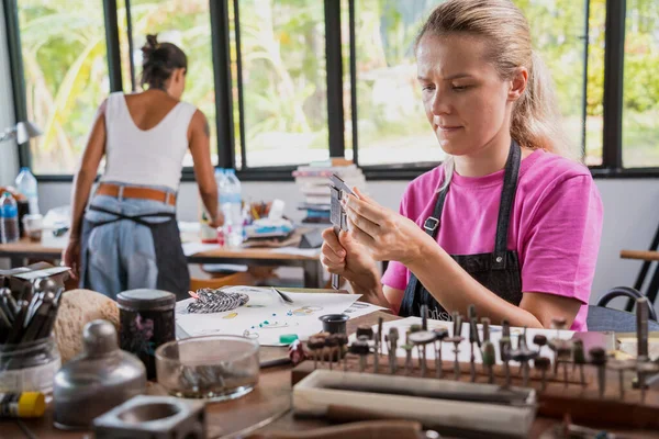 Young Female Jeweler Making Jewelry Workshop — Stock Photo, Image