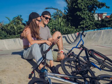 BMX 'li genç mutlu çift kaykay parkında selfie çekiyor..