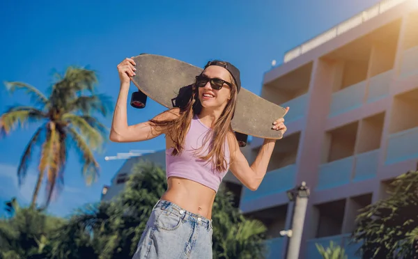 Glückliche Junge Frau Mit Skateboard Genießt Longboard Skatepark — Stockfoto