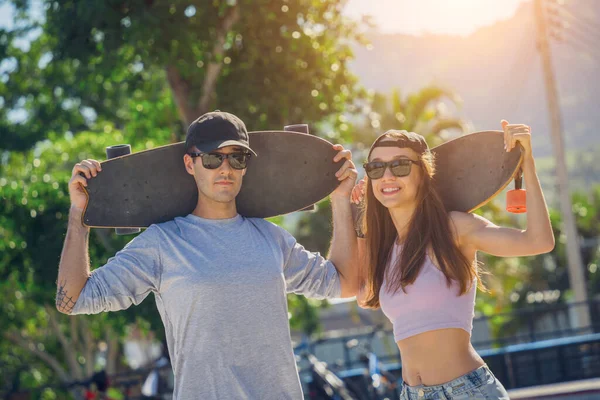 Unga Glada Par Med Skateboards Njuta Longboarding Skatepark — Stockfoto