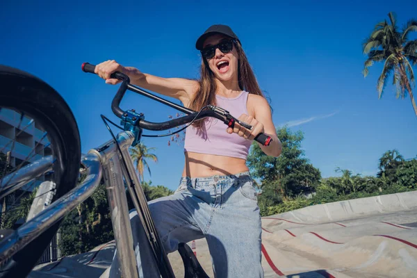 Mutlu Genç Kadın Kaykay Parkında Bmx Tadını Çıkarıyor — Stok fotoğraf