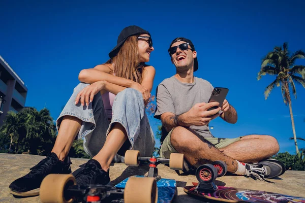 スケートパークでセルフィーを取るスケートボードを持つ若い幸せなカップル — ストック写真