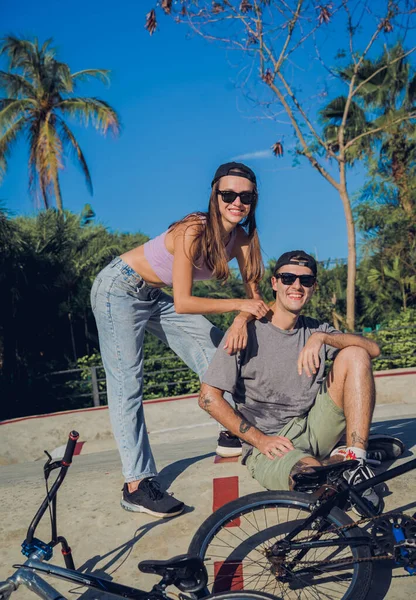 Jovem Casal Feliz Desfrutar Bmx Equitação Skatepark — Fotografia de Stock