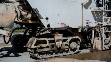 Yeni yol inşaatında çalışan yol silindiri.