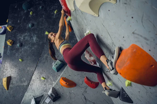 Güçlü Bir Dişi Tırmanıcı Renkli Tutacakları Ipleriyle Yapay Bir Duvara — Stok fotoğraf