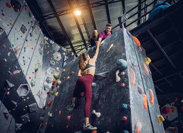 Güçlü Bir Çift Tırmanışçı Renkli Tutacakları Ipleriyle Yapay Bir Duvara — Stok fotoğraf