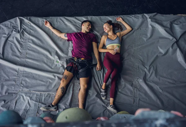 Casal Forte Alpinistas Relaxar Perto Parede Artificial Com Apertos Coloridos — Fotografia de Stock