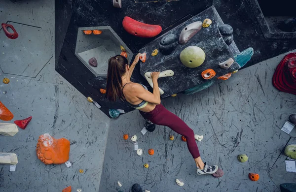 Güçlü Bir Dişi Tırmanıcı Renkli Tutacakları Ipleriyle Yapay Bir Duvara — Stok fotoğraf