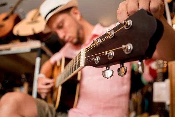 Young Musician Tuning Classical Guitar Guitar Shop — Stock Photo, Image