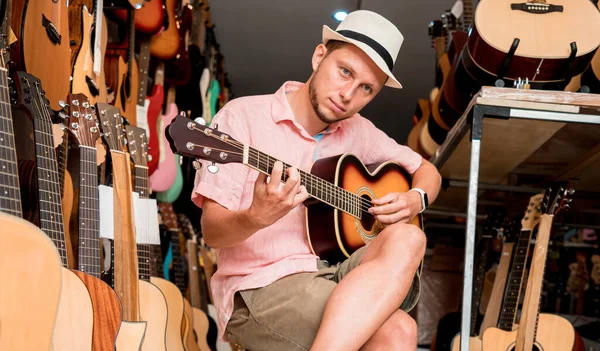 Genç Bir Müzisyen Gitarı Gitar Dükkanında Test Ediyor — Stok fotoğraf