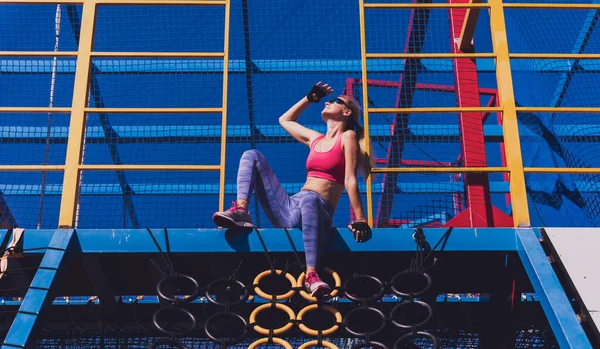 Sportowa Młoda Kobieta Ćwicząca Wspinająca Się Obóz Treningowy — Zdjęcie stockowe