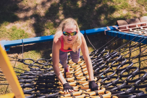 Sportliche Junge Frau Trainiert Und Klettert Seiltrainingslager — Stockfoto