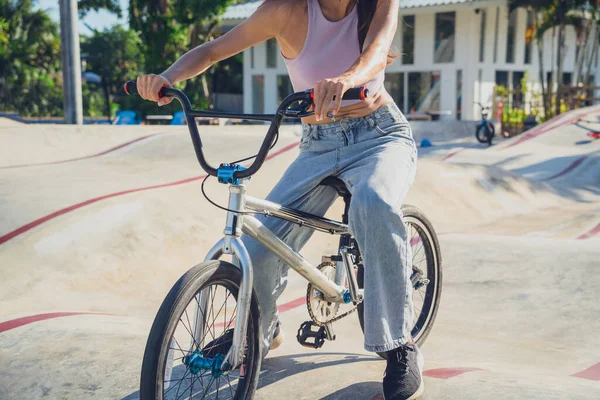 Счастливая Молодая Женщина Наслаждается Bmx Скейтпарке — стоковое фото