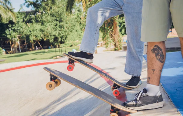 Νεαρό Ευτυχισμένο Ζευγάρι Skateboards Απολαμβάνουν Longboarding Στο Skatepark — Φωτογραφία Αρχείου