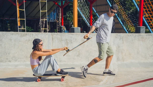 Joven Pareja Feliz Con Monopatines Disfrutan Del Longboard Skatepark — Foto de Stock