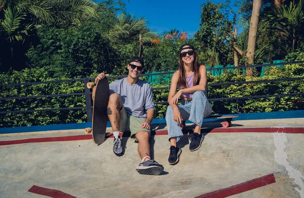 Mladý Šťastný Pár Skateboardy Těšit Longboarding Skatepark — Stock fotografie