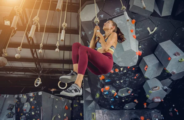 Egy Erős Női Mászó Megmászik Egy Mesterséges Falat Színes Markolatokkal — Stock Fotó