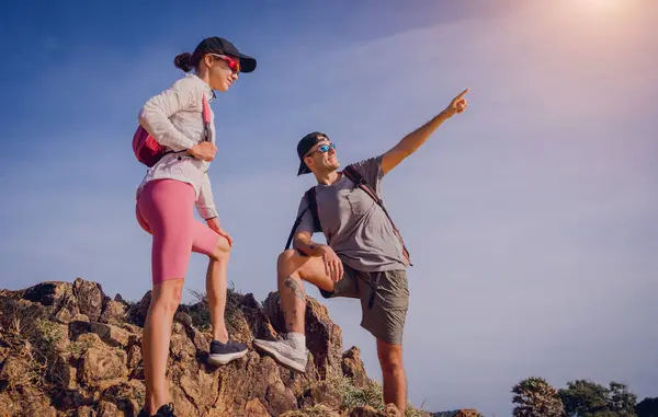 Щаслива Молода Пара Піднімається Вершину Горах Біля Океану — стокове фото