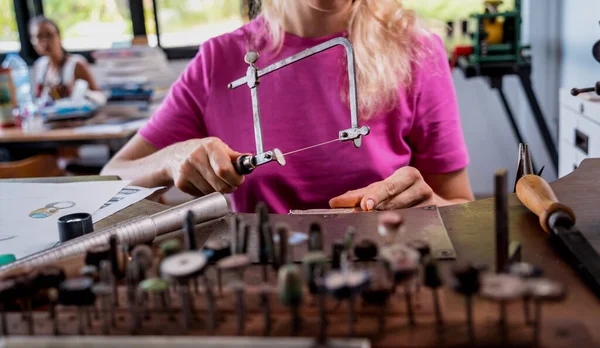 Jonge Vrouwelijke Juwelier Die Sieraden Maakt Werkplaats — Stockfoto