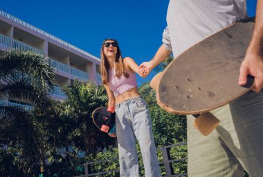 Kaykaylı genç çift kaykayın tadını çıkarıyor..