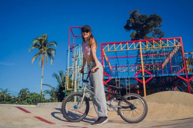 Genç mutlu çift kaykay parkında BMX 'in tadını çıkarıyor..