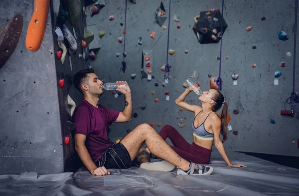 Ein Starkes Klettererpaar Entspannt Sich Der Nähe Einer Künstlichen Wand — Stockfoto
