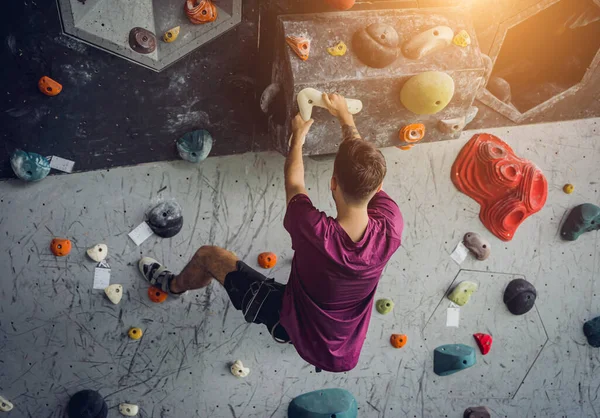 Güçlü Bir Erkek Tırmanıcı Renkli Tutacakları Ipleriyle Yapay Bir Duvara — Stok fotoğraf