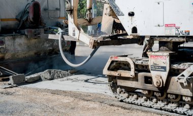 Yeni yol inşaatında çalışan yol silindiri.