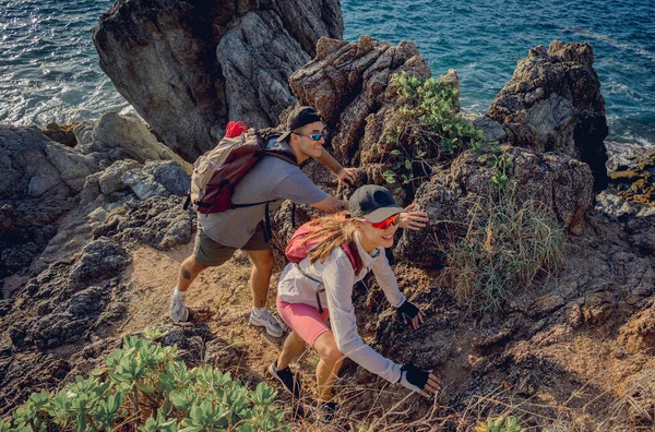 Happy Young Couple Climbs Top Mountains Ocean — Stock Photo, Image