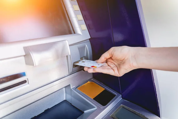 Young Woman Using Card Withdrawing Cash Atm — Stock Photo, Image