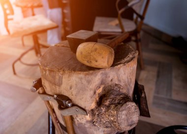 El yapımı mücevher imalatı için büyük bir atölyede alet çantası.