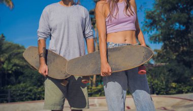 Kaykaylı genç çift kaykayın tadını çıkarıyor..