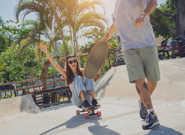 Jong Gelukkig Stel Met Skateboards Genieten Van Longboarden Het Skatepark — Stockfoto