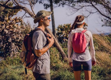Genç bir çift okyanus yakınlarındaki orman ormanında seyahat ediyor..