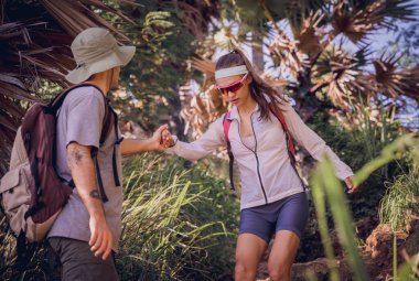 Mutlu genç çift okyanus yakınlarındaki orman ormanında seyahat ediyor..